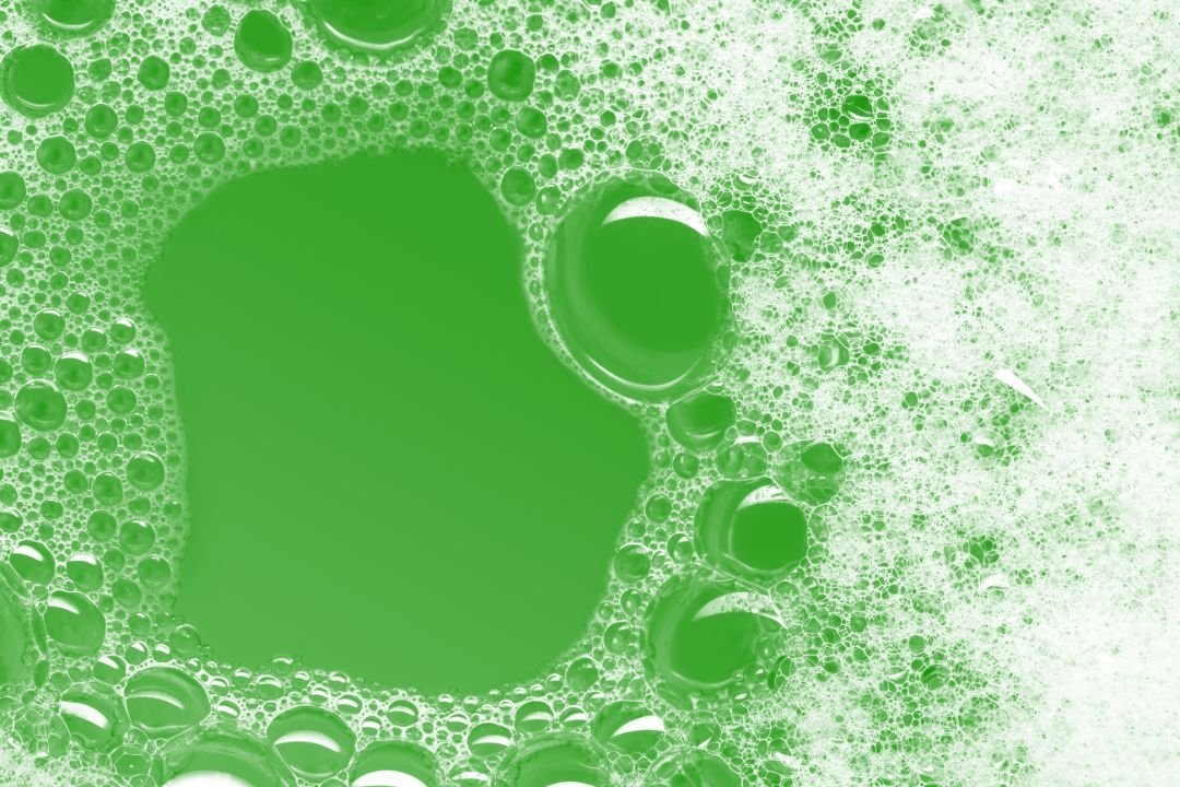 Groene aanslag van tegels verwijderen met groene zeep Groene aanslag van tegels verwijderen met groene zeep