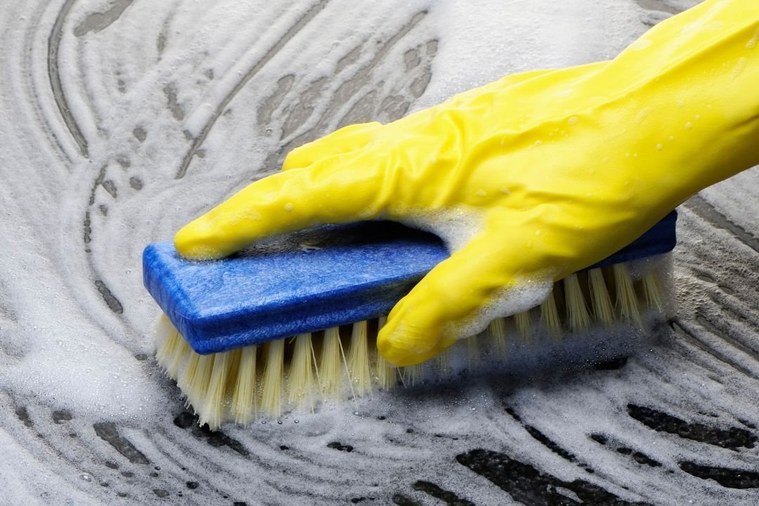 Groene aanslag van tegels verwijderen met schoonmaakazijn Groene aanslag van tegels verwijderen met schoonmaakazijn