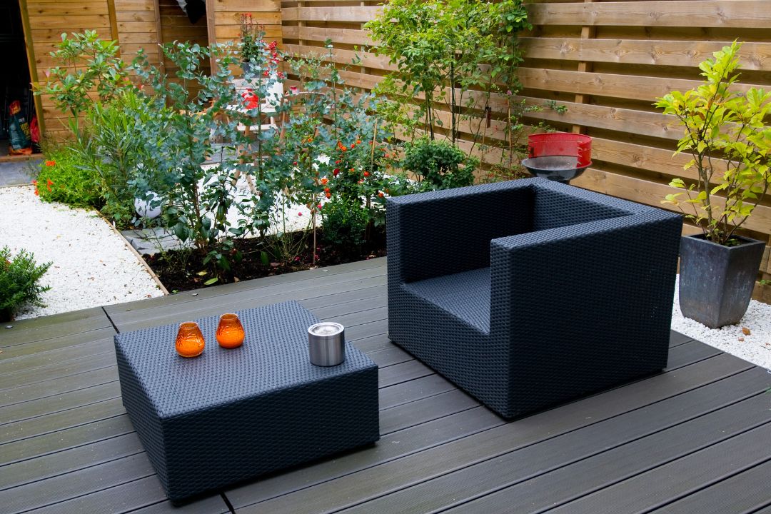 Hoe kun je vliegen op het terras verjagen?